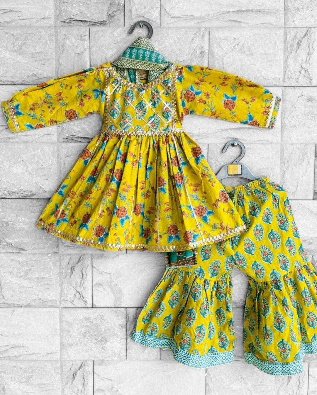 लड़कियों के लिए हैंड ब्लॉक प्रिंटेड कुर्ता शरारा और दुपट्टा सेट